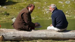 Lachen wider Willen: Zwischen dem grummeligen Eigenbr&ouml;tler Pierre (Gr&eacute;gory Gadebois, li.)  und dionysischen Tech-Champion Vincent (Lambert Wilson, re.) entsteht eine besondere Freundschaft.