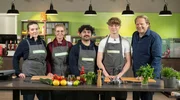 Schluss mit Lebensmittelverschwendung im Allwetterzoo Münster: Björn Freitag (r) zeigt dem Bistroteam Sammy, Antonia, Sulimann und Niels (v.l.), wie sie Gemüsereste zu leckeren Tagesgerichten verwerten können.