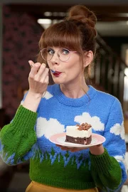 Mary probiert ihren Kuchen.