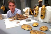 Der Historiker Dan Snow mit einigen der gefunden Goldsch&auml;tze des Gottk&ouml;nigs Tutanchamun.