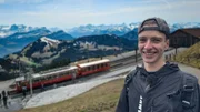 Check-In-Agent Niklas verdient in der Schweiz dreimal so viel Geld wie in Deutschland.