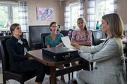 Als die Notarin Maren Thieme (Gunda Ebert, r.) den Schwestern Bente Jansen (Judith Döker, l.), Gritt Jansen (Anneke Schwabe, 2.v.l.) und Dörte Konrad (Catherine Bode, 2.v.r.) das Testament des Vaters verliest, macht sie einen betroffenen Eindruck. Warum? Als die Notarin Maren Thieme (Gunda Ebert, r.) den Schwestern Bente Jansen (Judith Döker, l.), Gritt Jansen (Anneke Schwabe, 2.v.l.) und Dörte Konrad (Catherine Bode, 2.v.r.) das Testament des Vaters verliest, macht sie einen betroffenen Eindruck. Warum?
