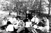 Adolf Hitler (5.v.l.) bei einem Picknick auf der Fahrt nach Bayreuth, ca. 1930. Mit auf dem Foto (v.l.) Henriette Hoffmann (Tochter des Fotografen, Heinrich Hoffmann), Wilhelm Brückner, Ilse Müller (Tochter des Druckereibesitzers, Adolf Müller), Hitlers Nichte Angela (Geli) Raubal (mit dem Rücken zur Kamera); Adolf Hitler (5.v.l.) mit Freunden und Familie