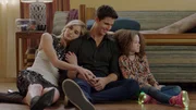 L-R: Allegra Edwards als Ingrid Kannerman, Robbie Amell als Nathan Brown, Chloe Coleman als Nevaeh
