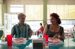 Sa&uacute;l Armend&aacute;riz (Gael Garc&iacute;a Bernal) und Yocasta (Perla De La Rosa)