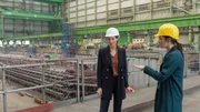 Tanja Hoffmann (Kathrin Kühnel, l.), Falk Schöllers Teamleiterin, gibt zu, dass sie in ihn verliebt ist. Aber er hat ihr einen Korb und seiner Ehe eine zweite Chance gegeben. Hat Tanja Hoffmann die Zurückweisung nicht länger ertragen und sich an ihm gerächt? Karoline Joost (Nike Fuhrmann, r.) befragt sie.