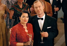 Richard (Oliver Stritzel) wird zum Fabrikdirektor ernannt. Dass seine Frau Ursula (Christine Neubauer) ein uneheliches Kind hat, passt ihm &uuml;berhaupt nicht.