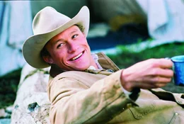 Gegen seinen Willen verliebt sich der Rancher Ennis del Mar (Heath Ledger) in den Rodeoreiter Jack Twist. Angesichts der Moralvorstellungen ihrer Umwelt k&ouml;nnen die beiden ihren Gef&uuml;hlen nur heimlich freien Lauf lassen - weit drau&szlig;en auf dem "Brokeback Mountain" ...