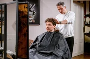 Miro (Pablo Sprungala, r.) wird durch Kilians (Anthony Paul, l.) lockere Äußerung zum Nachdenken gebracht. Miro (Pablo Sprungala, r.) wird durch Kilians (Anthony Paul, l.) lockere Äußerung zum Nachdenken gebracht.