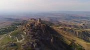 Auch so kann eine Geisterstadt aussehen: Craco im Süden Italiens, gegründet im Mittelalter, wurde evakuiert, nachdem mehrere Erdrutsche die Stadt verwüstet hatten. Auch so kann eine Geisterstadt aussehen: Craco im Süden Italiens, gegründet im Mittelalter, wurde evakuiert, nachdem mehrere Erdrutsche die Stadt verwüstet hatten.