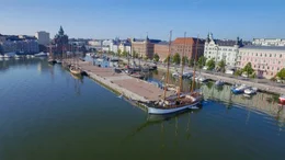 Ankunft in Helsinki, der n&ouml;rdlichsten Metropole weltweit. Im Juli strahlt die Sonne und tags&uuml;ber ist es l&auml;nger als 18 Stunden hell. Ganz anders als im Winter, wenn die Dunkelheit gerade Mal f&uuml;r knappe sechs Stunden von einer d&auml;mmrigen Helligkeit unterbrochen wird.