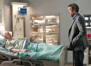 Herzinfarkt mit Vorspiel: Howard Hesseman als Henry Errington, Hugh Laurie als Dr. Gregory House