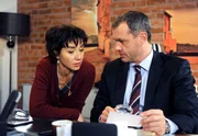 Durch einen Hinweis von Merle (Anja Franke, l.) wird Torben (Joachim Kretzer, r.) klar, dass Lorenzo ein Betrüger sein könnte. Durch einen Hinweis von Merle (Anja Franke, l.) wird Torben (Joachim Kretzer, r.) klar, dass Lorenzo ein Betrüger sein könnte.