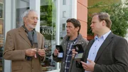 Die Cops Lind (Tom Mikulla, M.) und Hartl (Michael A. Grimm, r.) glauben, dass sich Antiquar Anton Rauch (Frieder Venus, l.) vom Opfer betrogen fühlte und den Hausbesitzer umgebracht hat. Die Cops Lind (Tom Mikulla, M.) und Hartl (Michael A. Grimm, r.) glauben, dass sich Antiquar Anton Rauch (Frieder Venus, l.) vom Opfer betrogen fühlte und den Hausbesitzer umgebracht hat.