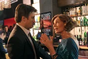 Richard Castle (Nathan Fillion, l.) ist sauer auf seine Mutter Martha (Susan Sullivan, r.), weil die seiner Exfrau offensichtlich von seiner Schreibblockade erz&auml;hlt hat.