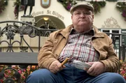 Die Bockwurst immer dabei: Das Berliner Original Kr&uuml;ger (Horst Krause) im &ouml;sterreichischen Urlaubsparadies.