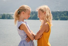 Lotte (Delphine Lohmann, l.), verschlossen und sch&uuml;chtern und der temperamentvolle Wildfang Luise (Mia Lohmann, r.). Doch z&auml;hmt man die widerspenstigen Locken in einem strengen Pferdeschwanz, gleichen sich die beiden wie ein Ei dem anderen.