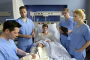 Dr. Brentano bespricht mit Dr. Moreau und den Assistenzärzten die nächsten Schritte zur Behandlung von Bens Unterschenkel. V.l.n.r. Dr. Philipp Brentano (Thomas Koch), Dr. Matteo Moreau (Mike Adler), Ben Ahlbeck (Philipp Danne), Elias Baehr (Stefan Ruppe), Julia Berger (Mirka Pigulla)