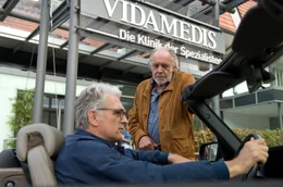 Georg (Christian Kohlund, r.) horcht Alex (Walter Sittler) aus.