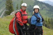Antonia macht zum ersten Mal einen Tandemflug mit Thomas!  v.l.: Michael Roll, Marion Kracht