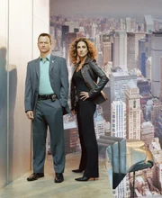 L-R: Mac Taylor (Gary Sinise) und Stella Bonasera (Melina Kanakaredes)