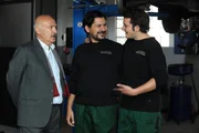 Tuncays Onkel Öner ist froh, als sich das Missverständnis aufklärt. Von links: Onkel Öner (Orhan Güner), Geselle Tuncay (Levent Özdil) und Florian Brunner (Tommy Schwimmer).