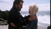 FreundschaftenStella (Stella Stevens) erzählt Mark (Victor French) von ihrer Krankheit.