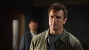 W&auml;hrend des Verh&ouml;rs versucht Nolan (Nathan Fillion, r.) mithilfe seines Anwalts Wesley (Shawn Ashmore, l.) zu erkl&auml;ren, dass er von einem korrupten Kollegen zu unrecht beschuldigt wird. Doch die Beweise gegen ihn sind erdr&uuml;ckend. Um seine Unschuld zu beweisen, schl&auml;gt Nolan einen waghalsigen Plan vor.