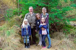 "Wald-Obelix" G&uuml;nther Sellmayer mit den Kindern im Wald