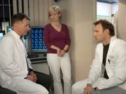 Roland (Thomas Rühmann, li.) und Martin (Bernhard Bettermann, re.) haben erfahren, dass Christina Buchmann in Afrika mit einem Flugzeug abgestürzt ist. Kathrin (Andrea Kathrin Loewig, mi.) versucht ihren beiden Freunden beizustehen.