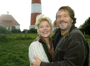 Vom Berg zum Meer: Almbäuerin Rosa (Christiane Hörbiger) und Fischhändler Hannes (Götz George) glücklich vereint. Vom Berg zum Meer: Almbäuerin Rosa (Christiane Hörbiger) und Fischhändler Hannes (Götz George) glücklich vereint.