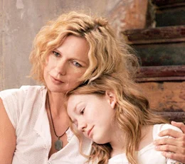 Sprotte (Michelle von Treuberg) ist erleichtert, dass ihre Mutter  Sibylle (Veronica Ferres) zu ihr h&auml;lt.