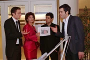 David ist mehr als verärgert, als er bei seiner Heimkehr Sophie als Mitarbeiterin von Kerima Moda antrifft. V.l.n.r.: Max (Alexander Sternberg), Sophie (Gabrielle Scharnitzky), Rokko (Manuel Cortez), David (Mathis Künzler)