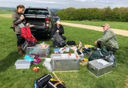 Packen für zwei Tage Wandern durch den Wald inklusive Übernachtung: Was muss mit? Vl.li.: Sarah Wiener, Guildo Horn und Peter Wohlleben.