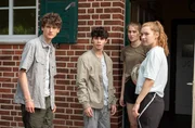Moritz Heineken (Julien Neisius, l.) und Lennard Strahl (David Ganser, 2.v.l.) fangen Vanessa Schübel (Marleen Quentin, 2.v.r.) und Lea Jansen (Louisa Kruse, r.) vor den Umkleidekabinen ab.