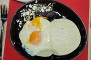 Senfeier mit Sellerie-Kartoffelpüree und Rote-Bete-Salat von Ren? Feldmann