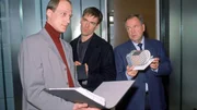 Die Kommissare Bonhoff (Wolfgang Krewe, Mi.) und Kehler (Wolfgang Bathke, re.) verhören den Geschäftspartner des Ermordeten, Gunter Strauss (Claudius Freyer, li.). Die Kommissare Bonhoff (Wolfgang Krewe, Mi.) und Kehler (Wolfgang Bathke, re.) verhören den Geschäftspartner des Ermordeten, Gunter Strauss (Claudius Freyer, li.).