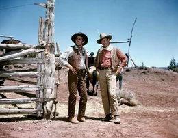 Paul Regret (Stuart Whitman, l.); Capt. Jake Cutter (John Wayne, r.)