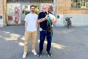 v.li.: Rafael Sanchez und Mike Müller mit Hund Pesche vor dem Schauspielhaus Zürich