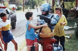 Der Robocop (Peter Weller, 2.v.r.) ist ein wahrer Held f&uuml;r die Kids ...