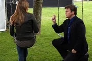 Damit hat Kate (Stana Katic, l.) nicht gerechnet: Castle (Nathan Fillion, r.) geht vor ihr in die Knie und zieht einen Diamantring aus der Tasche ... Damit hat Kate (Stana Katic, l.) nicht gerechnet: Castle (Nathan Fillion, r.) geht vor ihr in die Knie und zieht einen Diamantring aus der Tasche ...