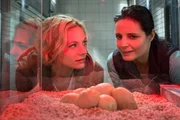 Tierärztin Dr. Mertens (Elisabeth Lanz, rechts) und ihre Assistentin Annett (Anna Bertheau, links) stellen erfreut fest, dass sämtliche Pythoneier befruchtet sind und der Nachwuchs wohl nicht lange auf sich warten lassen wird.