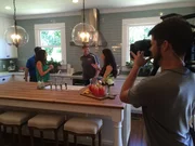 Ein kleiner Vorgeschmack auf das, was die Dansbys (l. & 2.v.l.) in ihrem neuen Zuhause erwartet. Aber das ist erst der Anfang ... Wird Chip (3.v.r.) und Joanna Gaines (2.v.r.) schweißtreibende Arbeit mit Freudentränen belohnt werden?