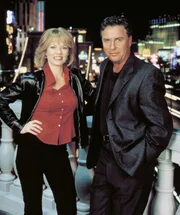 In den dunkelsten Ecken der Glitzerstadt Las Vegas sind die Spurenermittler Gil (William Petersen) und Catherine (Marg Helgenberger) unermüdlich im Einsatz.