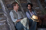 Lucian Ainsworth (Oliver Dench, l.) und Anish Sengupta (Assad Zaman, r.).