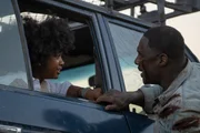 Norah Samuels (Leah Jeffries) und Dr. Nate Samuels (Idris Elba)