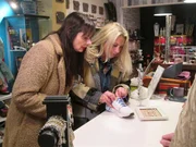 Kandidatin Britta (l.) und Shoppingbegleitung Magdalena. Kandidatin Britta (l.) und Shoppingbegleitung Magdalena.