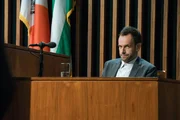 Holmes (Jonny Lee Miller) muss vor dem Polizeigericht erklären, warum James Dylan vor Jahren für ihn der Hauptverdächtige in einem Mordfall war ...