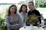 Die Golf-Tombola ist alljährlich ein gesellschaftliches Großereignis, bei dem auch die Seibolds (Judith Dreher, Julia Heinemann, Michael Schiller) nicht fehlen dürfen.