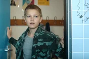 Carl*a (Amadeo*Leo Arndt) will auf die Jungstoilette gehen und sieht Benno beim Pinkeln.